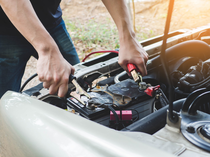 Roadside battery jumpstart for a family car in Murfreesboro, TN